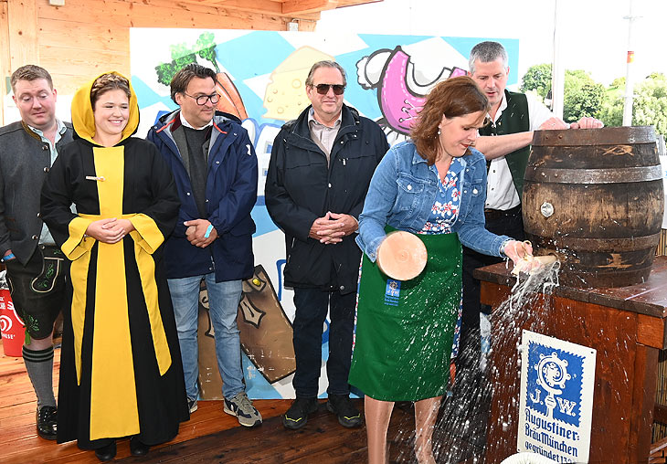 Anstich durch Bürgermeisterin Verena Dietl auf dem Olympiapark Sommerfestival (Ingrid Grossmann)